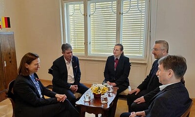 Imagine cu Angela Ganninger în discuții cu oficiali din Alba despre investiții germane.