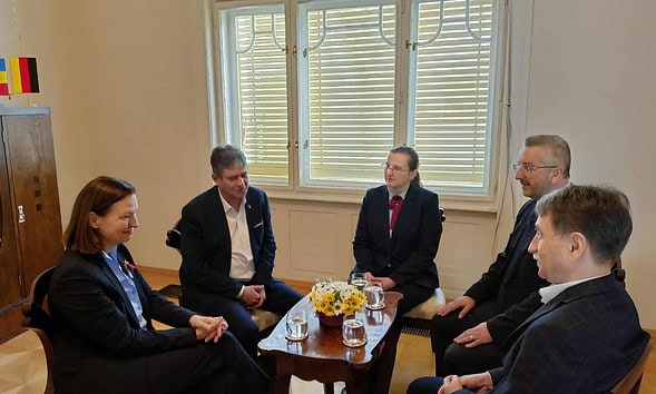 Imagine cu Angela Ganninger în discuții cu oficiali din Alba despre investiții germane.