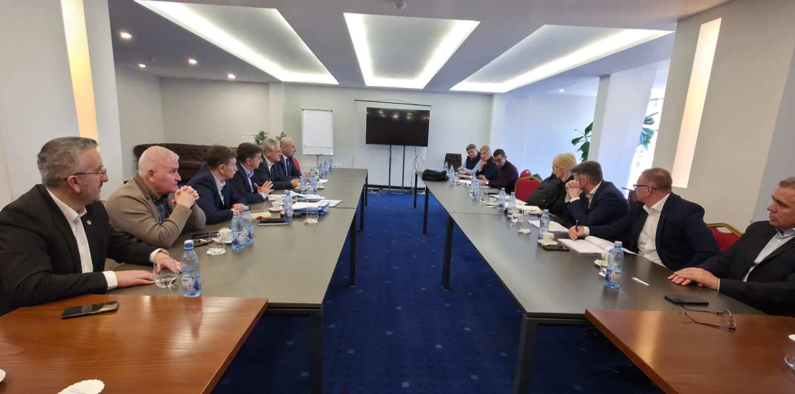 Deputatul Florin Roman în discuție cu lideri PNL la Alba, în cadrul unei întâlniri importante.