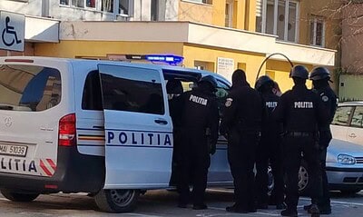 Polițiști și colegi intervin pentru prevenirea tragediei.