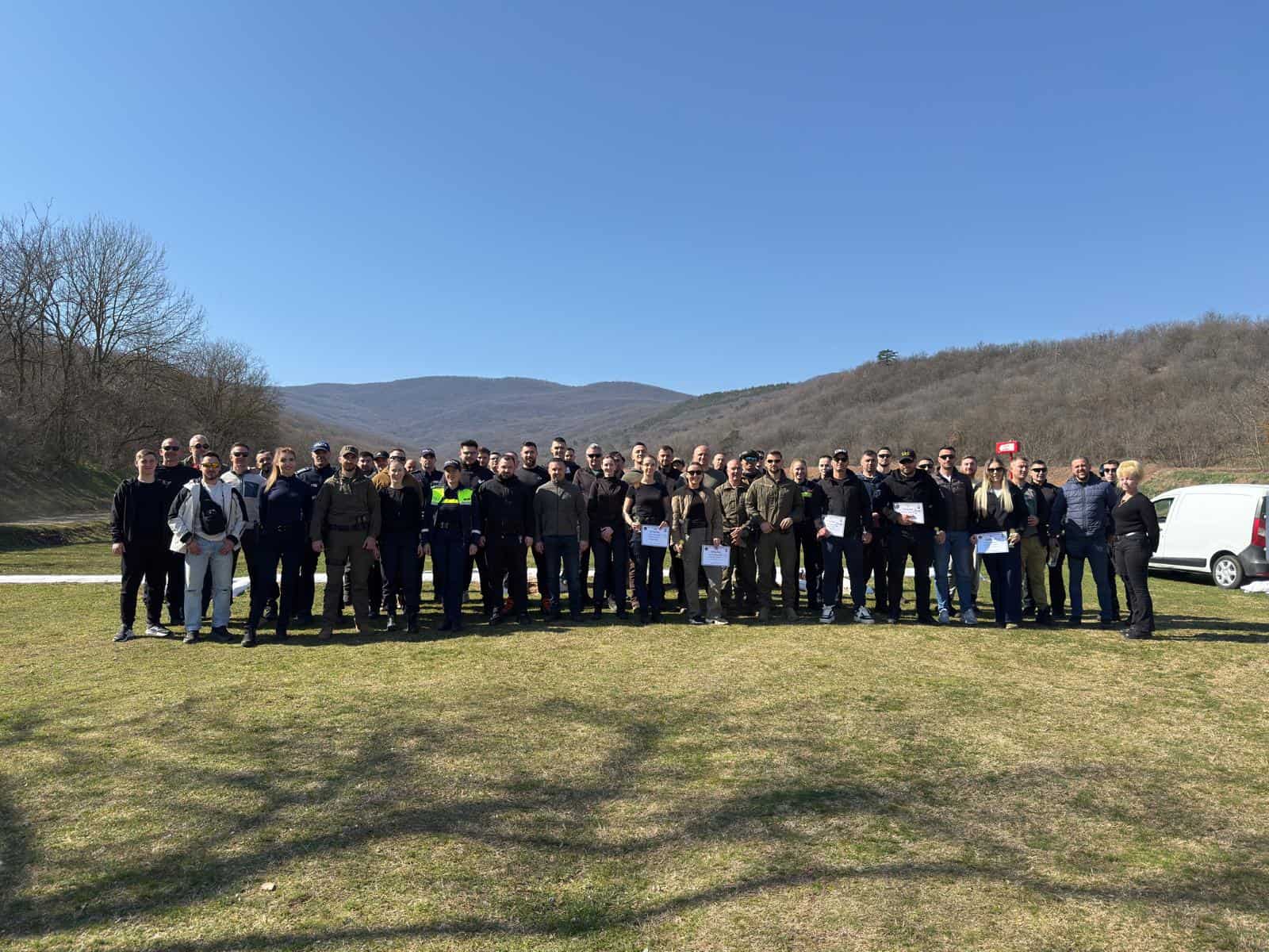 Polițiști din Alba participând la competiția de tir sportiv, câștigători și participanți în aer libe.