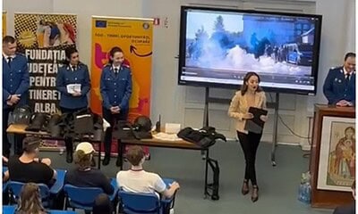 Jandarmi din Alba participând la eveniment educațional cu tineri în proiectul „ABC-ul Carierei”.