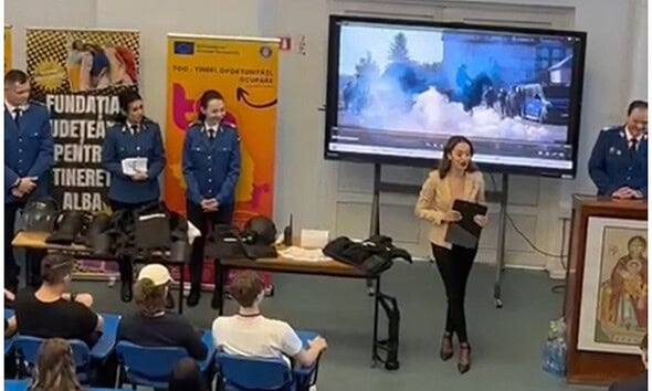 Jandarmi din Alba participând la eveniment educațional cu tineri în proiectul „ABC-ul Carierei”.