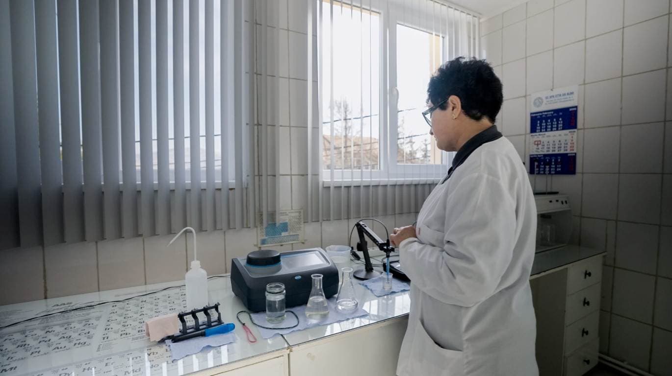 Apa tratată pentru consum în stațiile de procesare din Sebeșel și Petrești.