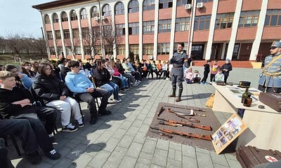 Elevi și soldați din Primul Război Mondial la lecție interactivă.