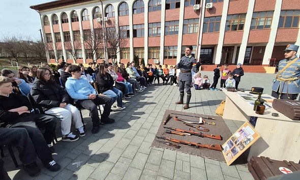 Elevi și soldați din Primul Război Mondial la lecție interactivă.