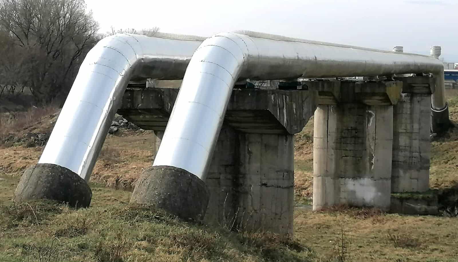 Conducte de apă potabilă de la stațiile de tratare la locuințe.