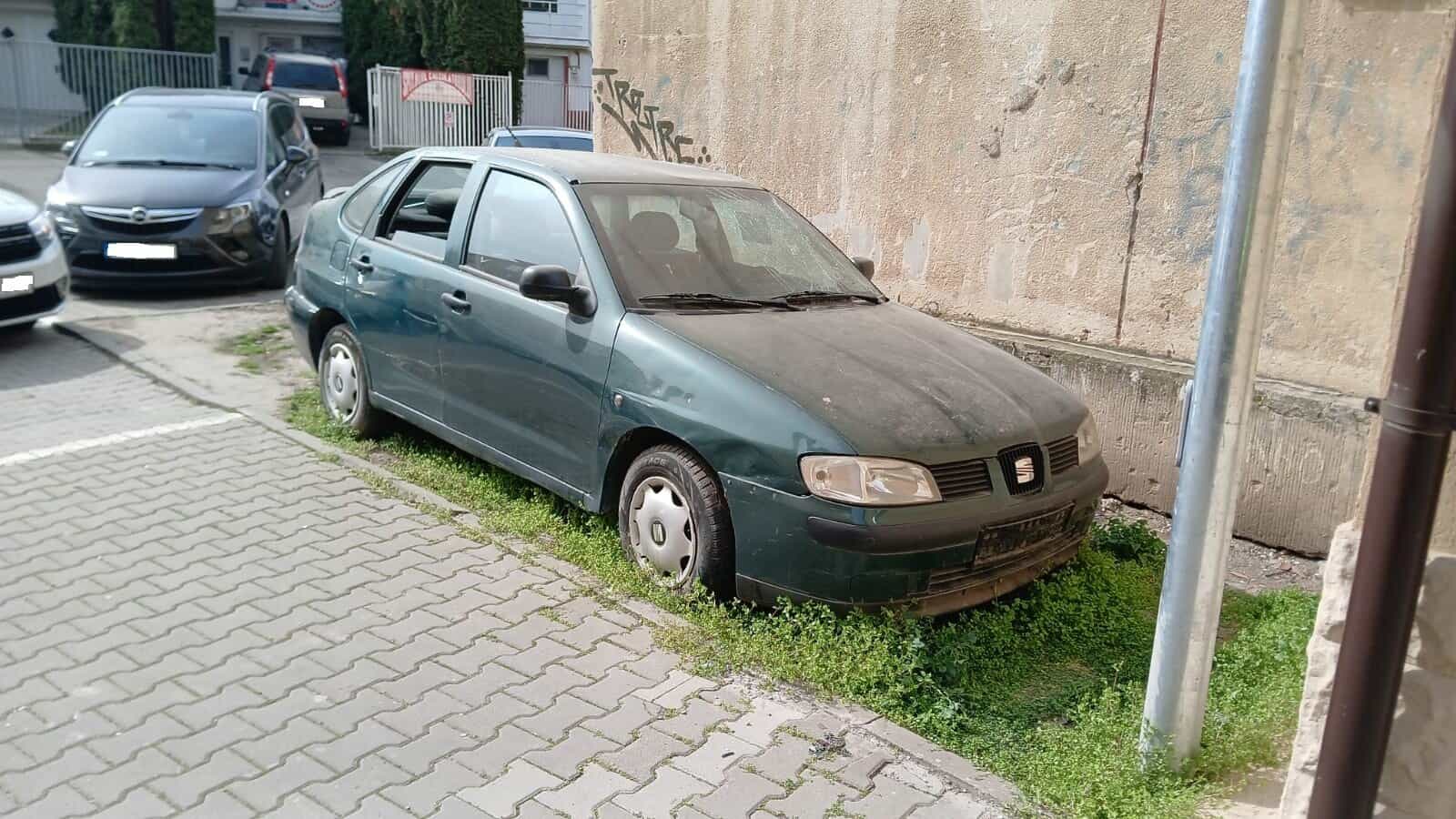 Mașini abandonate identificate de polițiștii locali din Alba Iulia pe domeniul public. Proprietarii.