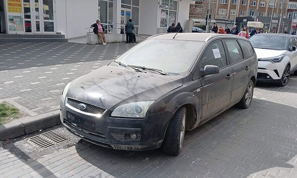 Mașină abandonată, identificată de polițiștii locali în Alba Iulia pe domeniul public.