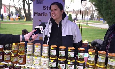 Miere de Blaj expusă la festivalul local, prezentată de vânzători în cadrul evenimentului.