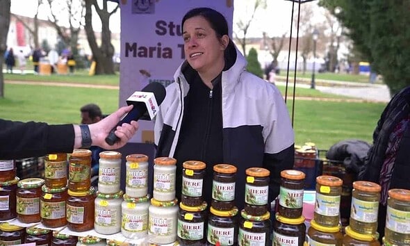 Miere de Blaj expusă la festivalul local, prezentată de vânzători în cadrul evenimentului.