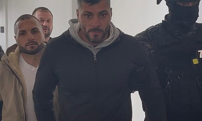 Suspecți în procesul crimei din Sibiu, la Curtea de Apel Alba, însoțiți de polițiști.