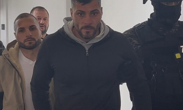 Suspecți în procesul crimei din Sibiu, la Curtea de Apel Alba, însoțiți de polițiști.