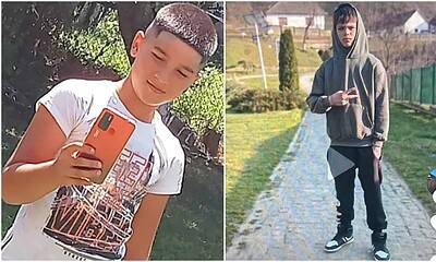 Tânăr băiat cu telefon în mână, îmbrăcat casual, în parc.