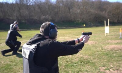 Polițiști din Alba în timpul unui antrenament intens cu arme de foc.