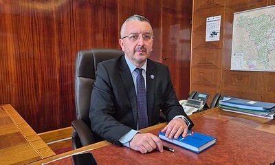 Imagine a prefectul Nicolae Albu în birou, discutând despre reducerea numărului de angajați.