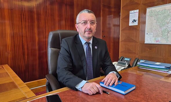 Imagine a prefectul Nicolae Albu în birou, discutând despre reducerea numărului de angajați.