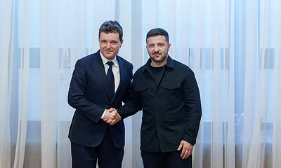 Imagine cu doi bărbați în discuție oficială, strângându-și mâinile.