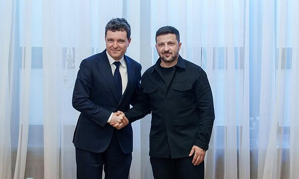 Imagine cu doi bărbați în discuție oficială, strângându-și mâinile.