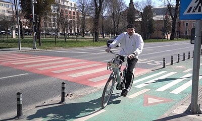 Bicicletă electrică pe pista specială din Alba Iulia, ideal pentru deplasări rapide și ecologice în.