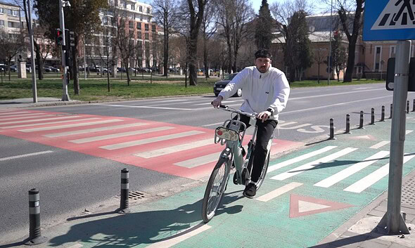 Bicicletă electrică pe pista specială din Alba Iulia, ideal pentru deplasări rapide și ecologice în.