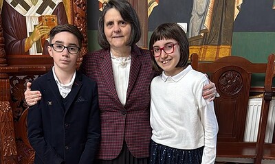 Doi frați elevi la Olimpiada de Religie alături de profesoara lor, în interiorul Seminarului Teologi.