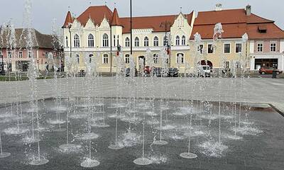 Fântâna arteziană și zone de relaxare în centrul orașului Sebeș.