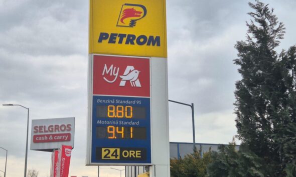 Tabel cu prețurile la carburanți în Alba Iulia, depășind pragul de 10 lei pe litru la o benzinărie.