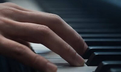 Mână de pianist interpretând la pian, în cadrul recitalului de la Alba Iulia.