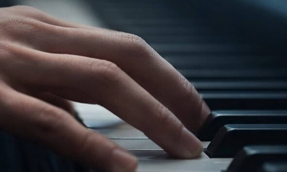 Mână de pianist interpretând la pian, în cadrul recitalului de la Alba Iulia.