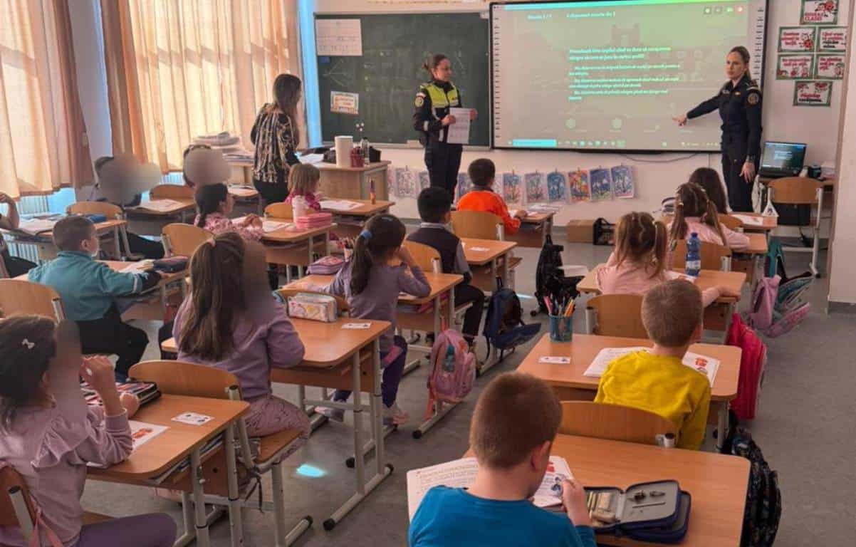 Elevi din Apuseni învățând despre prevenirea infracțiunilor de la polițiștii din Alba.