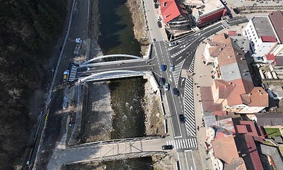 Pod peste Arieș, în Câmpeni, cu asfalt turnat și marcaje rutiere noi.