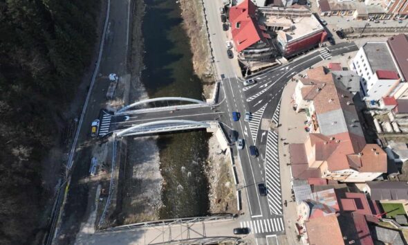 Pod peste Arieș, în Câmpeni, cu asfalt turnat și marcaje rutiere noi.