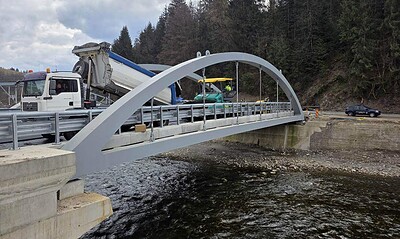 Pod nou peste râul Arieș, în Câmpeni, în curs de finalizare, cu asfalt turnat pentru trafic rutier.