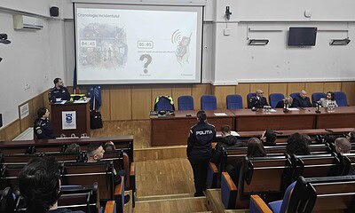 Elevi din Alba participând la activitatea de simulare a unui caz de jaf.