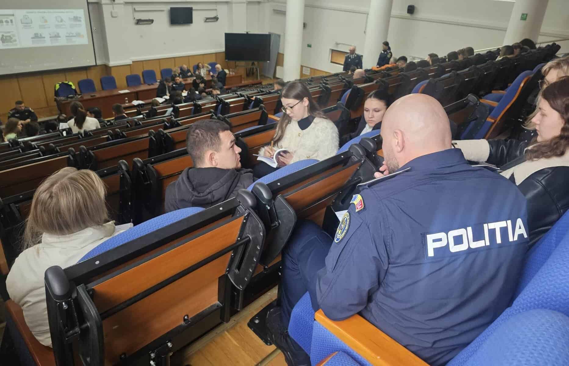 Elevi și polițiști participând la un exercițiu de simulare a unui caz de jaf în sala de curs.