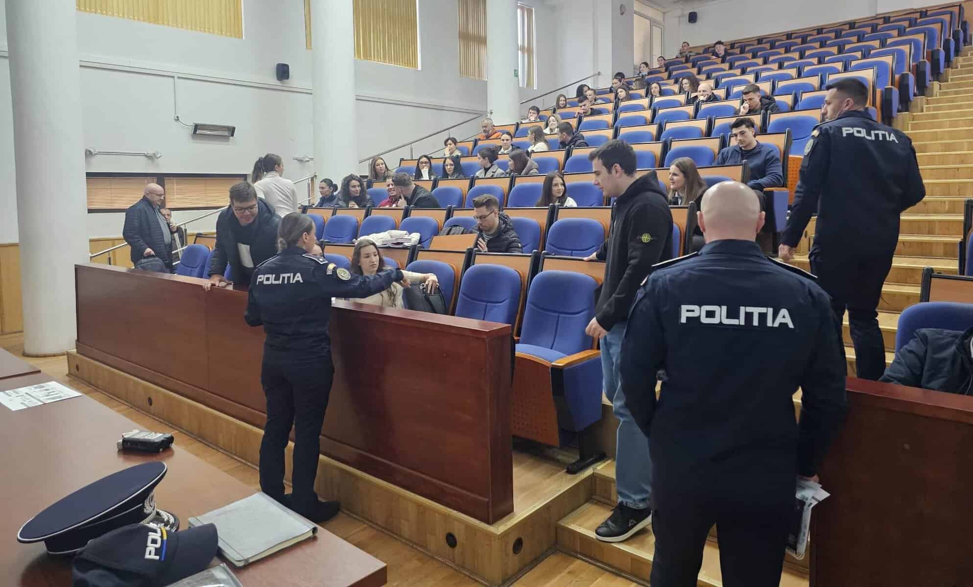 Elevi din Alba participă la un exercițiu de simulare a unui caz de jaf. Polițiștii îi ghidează în ac.