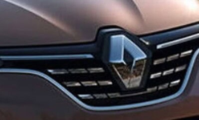 Logo Renault pe grila mașinii.