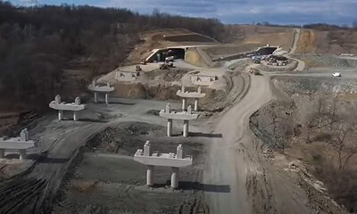 Imagine cu secțiunea de autostradă A1 în construcție, cu structuri de poduri și tuneluri în zona Mar.