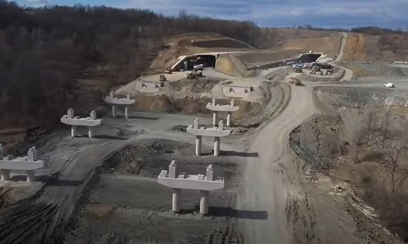 Imagine cu secțiunea de autostradă A1 în construcție, cu structuri de poduri și tuneluri în zona Mar.