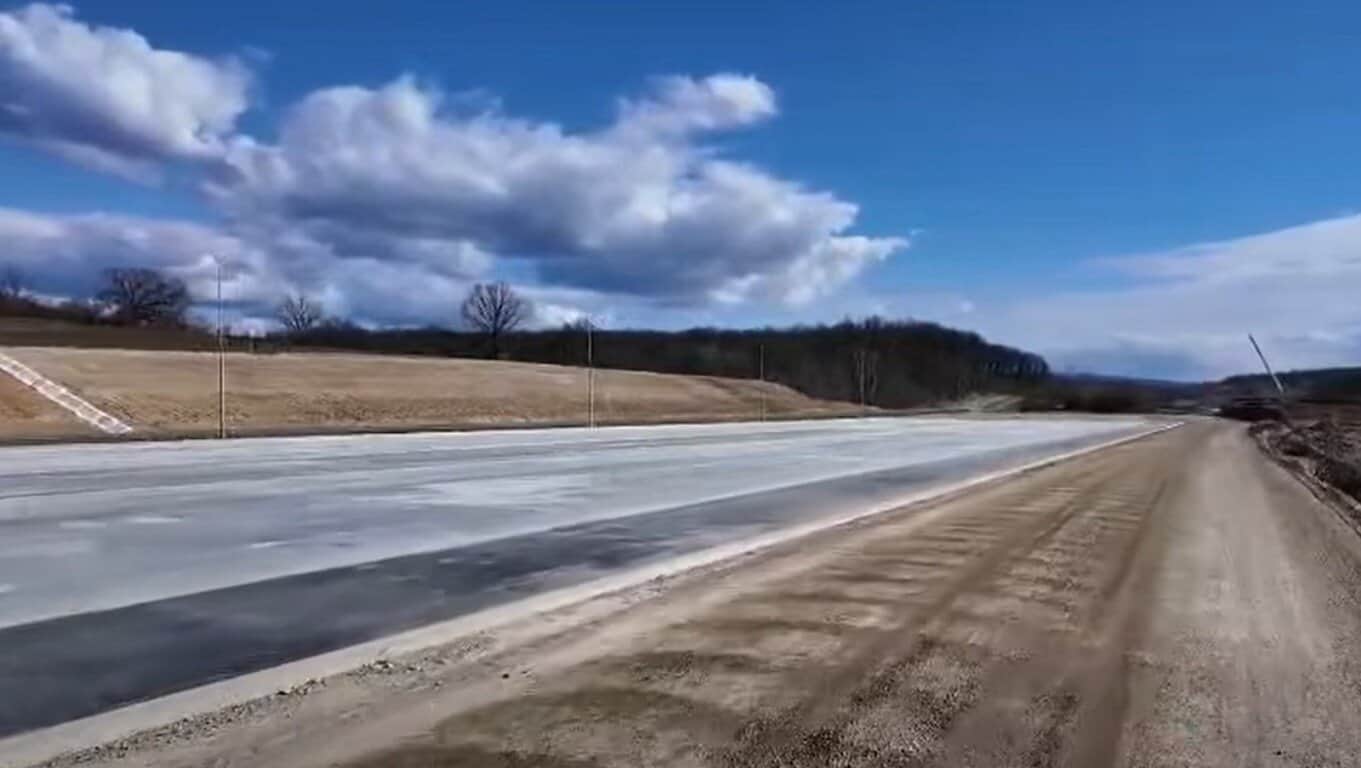 Autostradă în construcție, cu progres de peste 55% pe sectorul tunelurilor.