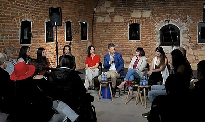 Dialog despre rolul femeilor în comunitate la Alba Iulia, eveniment cultural la Depozitul de ceramic.