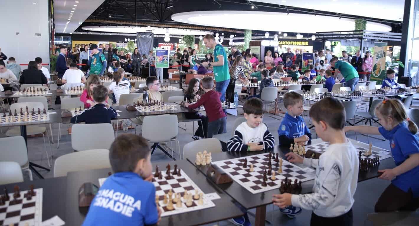 Participanți la concursul de șah pentru copii în Alba Iulia.