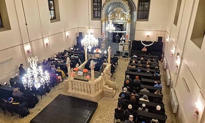 Comunitate evreiască participând la sărbătoarea Purim la Sinagoga din Alba Iulia.