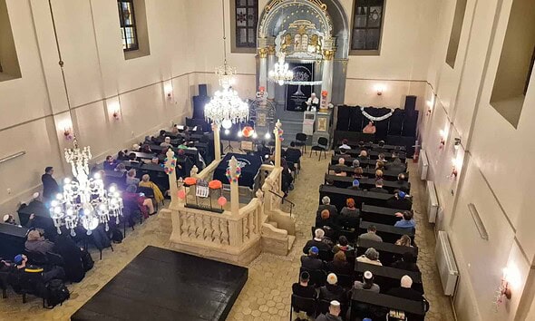 Comunitate evreiască participând la sărbătoarea Purim la Sinagoga din Alba Iulia.