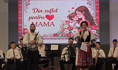 Spectacol muzical "Din suflet pentru MAMA" cu artiști și copii pe scenă.