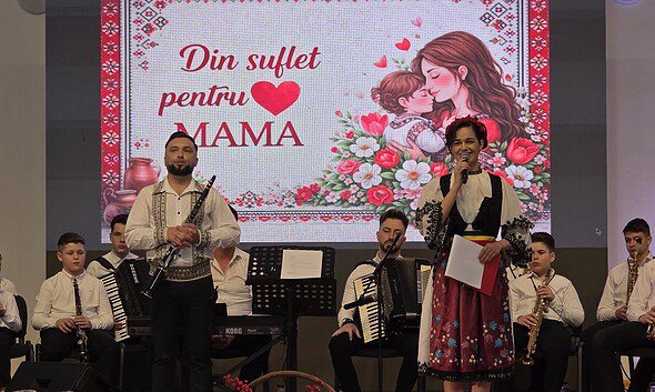 Spectacol muzical "Din suflet pentru MAMA" cu artiști și copii pe scenă.