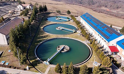 Stație de tratare a apei cu bazine de decantare și filtre.