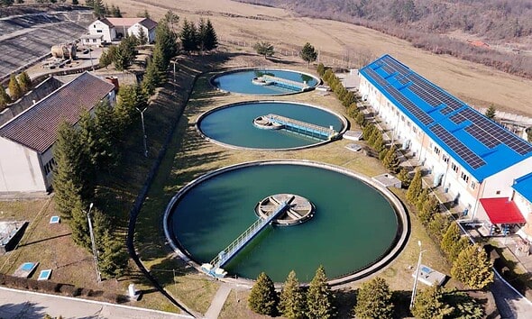 Stație de tratare a apei cu bazine de decantare și filtre.