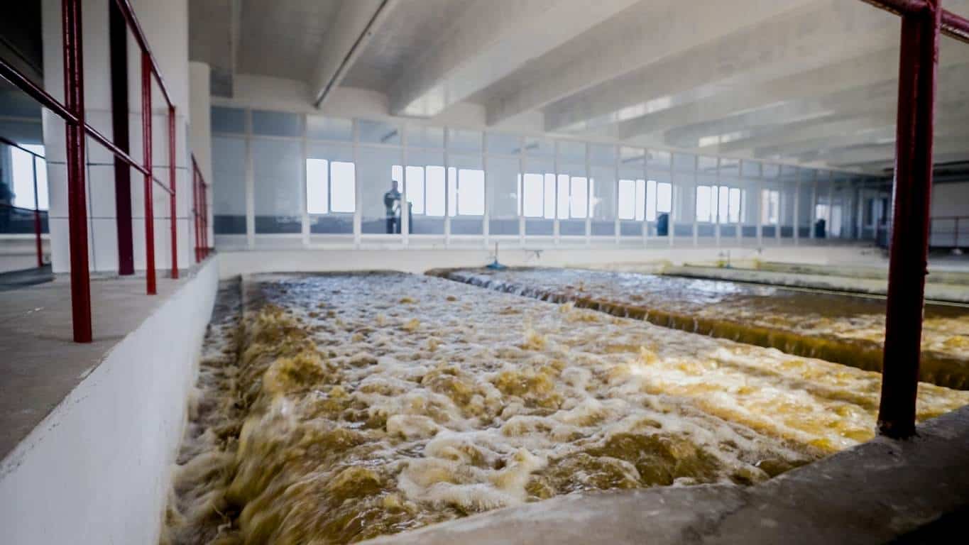 Proces de tratare a apei brute pentru a deveni potabilă la Sebeșel și Petrești.